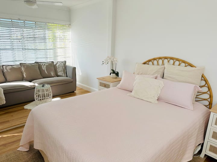 เตียงควีนไซส์พร้อมห้องอาบแดดและทีวี