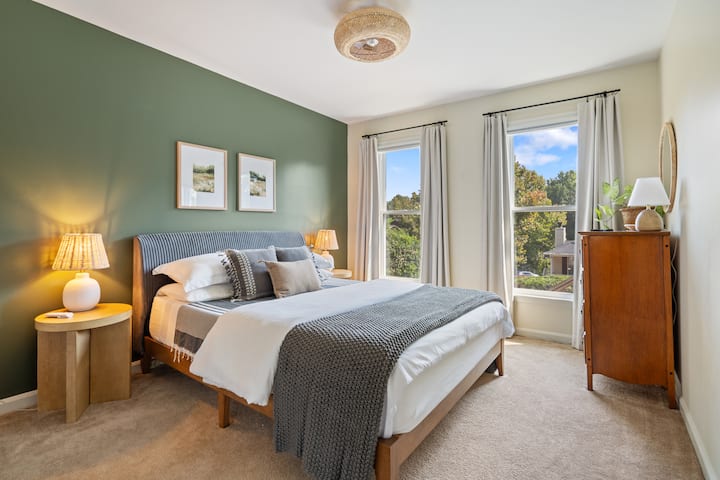 Vista del segundo dormitorio desde el pasillo. Las lámparas de noche atenuables crean  un ambiente acogedor y un nivel de luz perfecto para leer en la cama por la noche