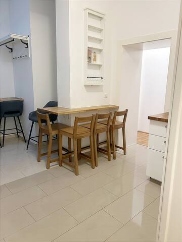 9BRs & private garden near Central Train Station gallery image 3