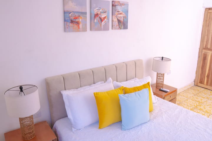 Glavna spavaća soba s bračnim krevetom, kupaonicom i klima-uređajem