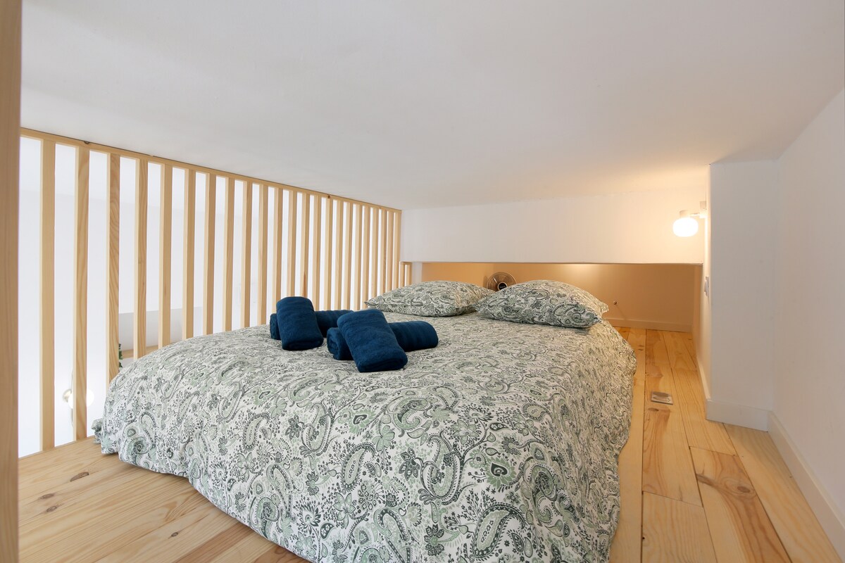 קוקוס: מיטה נוחה עם מצעים עדינים, מוכנה להציע לכם לילה שקט.