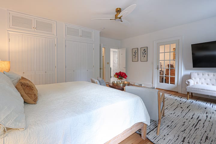 ห้องมาสเตอร์สวีทชั้นแรกกว้างขวางพร้อมตู้เสื้อผ้าแบบวอล์คอินขนาดใหญ่และห้องน้ำในตัว 