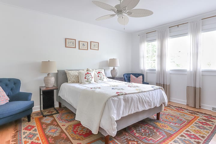 ห้องนอนชั้นแรกมีห้องน้ำในตัว