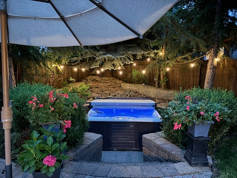 Relax & unwind in sun rm yoga rm & private HOT TUB