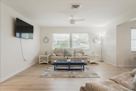 Top Airbnb: Casey Key, Gulf Coast Gem, 4 Bedroom Private Pool in Laurel