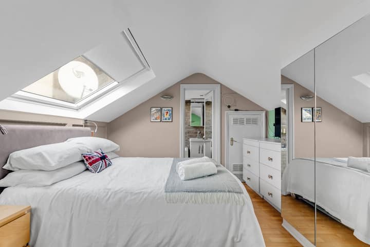 Cama tamaño king, TV inteligente montada en la pared, baño privado en la habitación con bañera. Armarios empotrados con abundante espacio de almacenamiento y espejos completos. 
