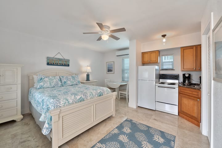 Cheerful Beachside Studio - Venice, FL