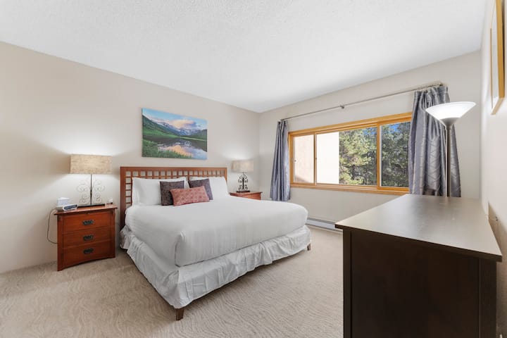 Main bedroom with King bed, dresser