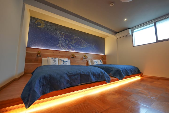 Საძინებლის ზემოთ მდებარე ვეშაპის ოთახი.