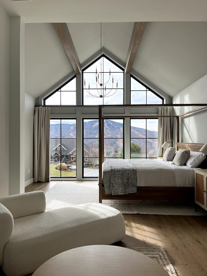 Сънливи летни дни и прекрасна гледка към върховете на дърветата.  Основна спалня с отделен кът за сядане и газова камина.