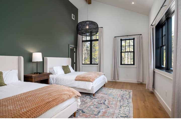 Две двойни легла в този голям мини-апартамент с баня - наричаме го „зелената стая“