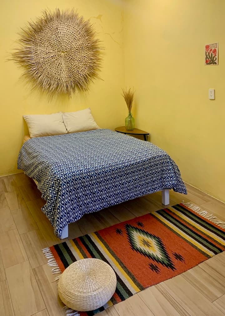 Chumba cha kulala cha pili, chenye kitanda chake cha watu wawili, ambacho unaingia kimechunguzwa na pazia katika chumba kikuu cha kulala. 