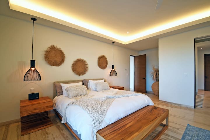 غرفة نوم رئيسية مع سرير بحجم كينج، مغاسل مزدوجة، دش، حوض استحمام كامل وخزانة ملابس
تلفزيون سامسونج الذكي 75 بوصة 
خزانة ملابس كبيرة
حوض استحمام منفصل
آمن