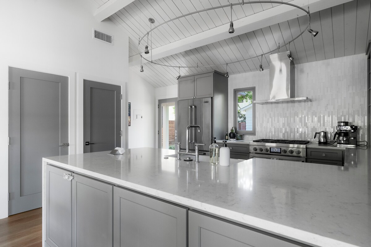 Kinney Cottage - Zilker Comfort - {NEW!}