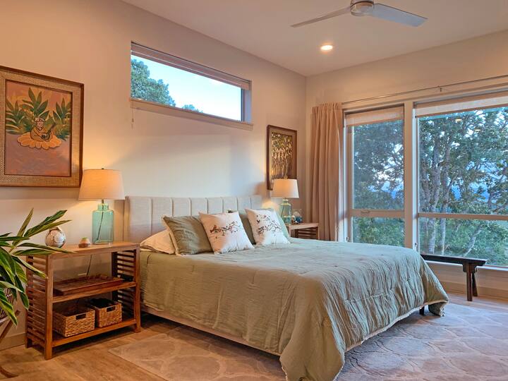 Dy dyshekë dyshemeje 4"të fortë IKEA ruhen nën këtë dyshek king. Për t 'i përdorur, ngrije dyshekun nga njëra anë në tjetrën, duke i nxjerrë nga secila anë. Kur nuk janë në përdorim, thjesht mbështetini ato në murin e korridorit ose në dyert e dollapit të dhomës së dytë të gjumit.