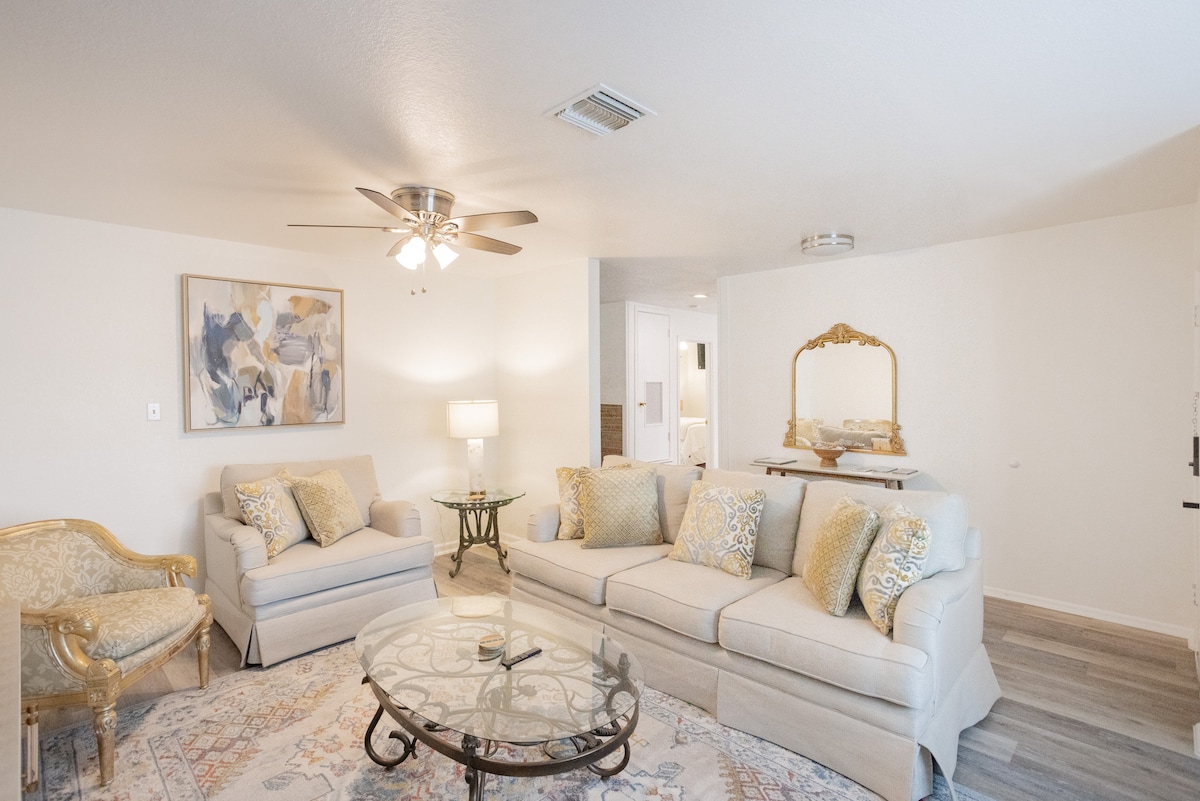 Popular Airbnb listing: 4-BD 3-FullBA SAMedical Cen,Riverwalk,Fiesta,Rodeo in Woodlawn Hills/ Ingram Hills