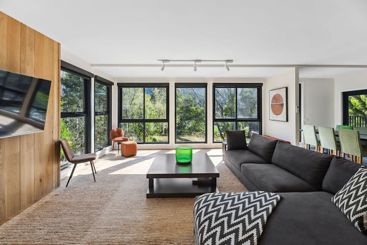 Station Penthouse – Private Spa & Mountain Views