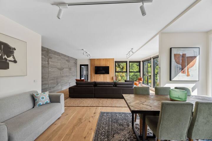 Station Penthouse – Private Spa & Mountain Views gallery image 3