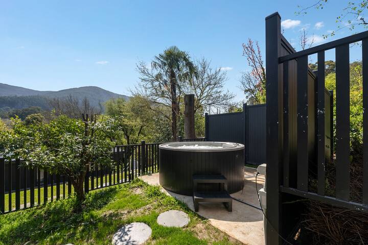 Station Penthouse – Private Spa & Mountain Views gallery image 2