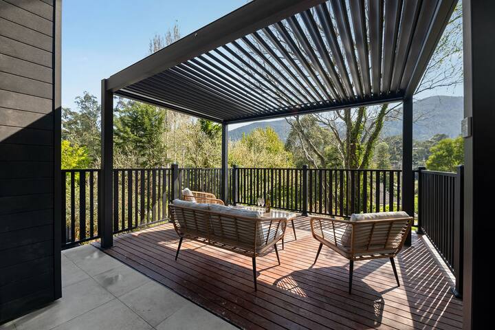 Station Penthouse – Private Spa & Mountain Views gallery image 5