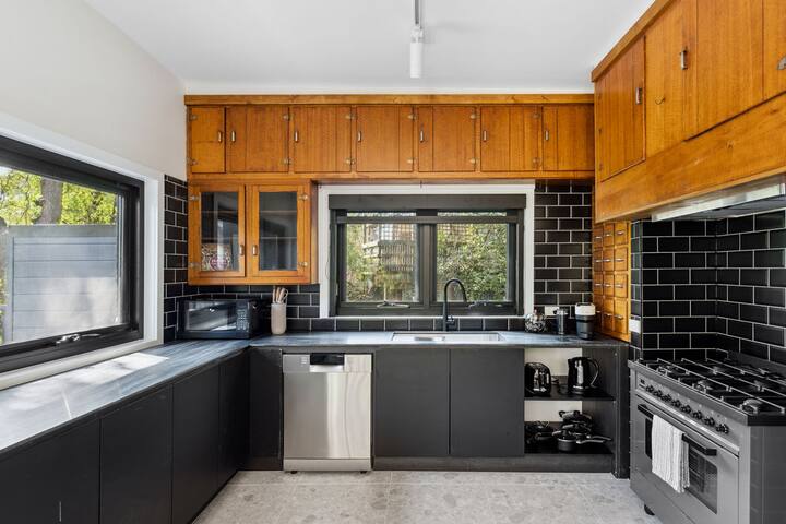 Station Penthouse – Private Spa & Mountain Views gallery image 4