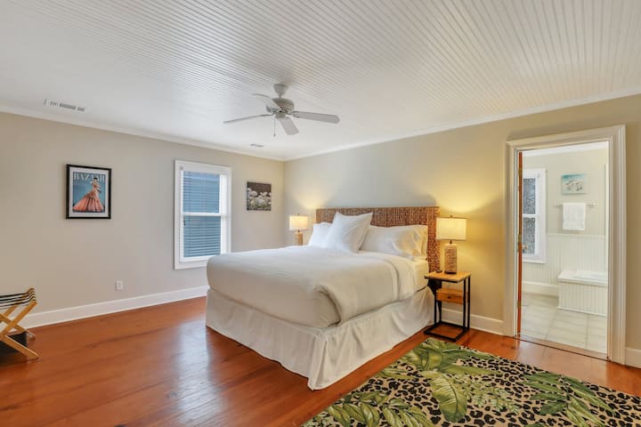 סוויטה ראשית עם מיטת קינג סייז עם מצעים יוקרתיים, טלוויזיית Roku חכמה 50 אינץ' וחדר רחצה צמוד גדול