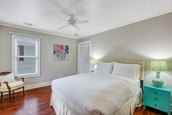 חדר שינה שני עם מיטת קווין סייז ומצעים יוקרתיים, אחסון בשפע