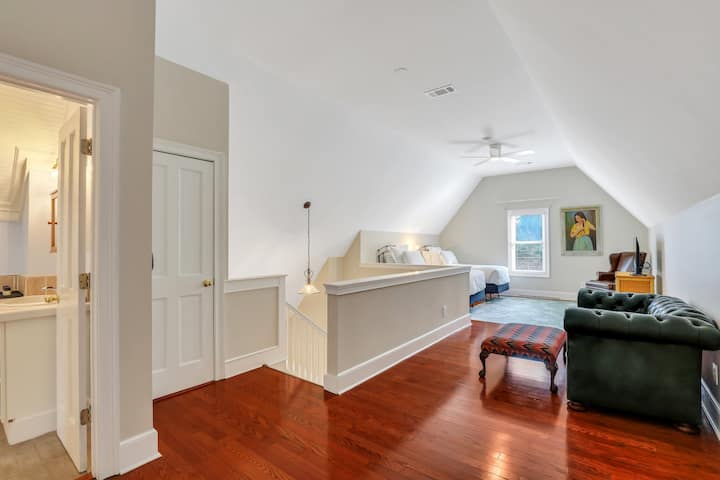 לופט חדר שינה שלישי הכולל שתי מיטות זוגיות, טלוויזיית Roku חכמה 43 אינץ' עם קונסולת משחקים קלאסית של נינטנדו, פינת ישיבה וחדר רחצה צמוד