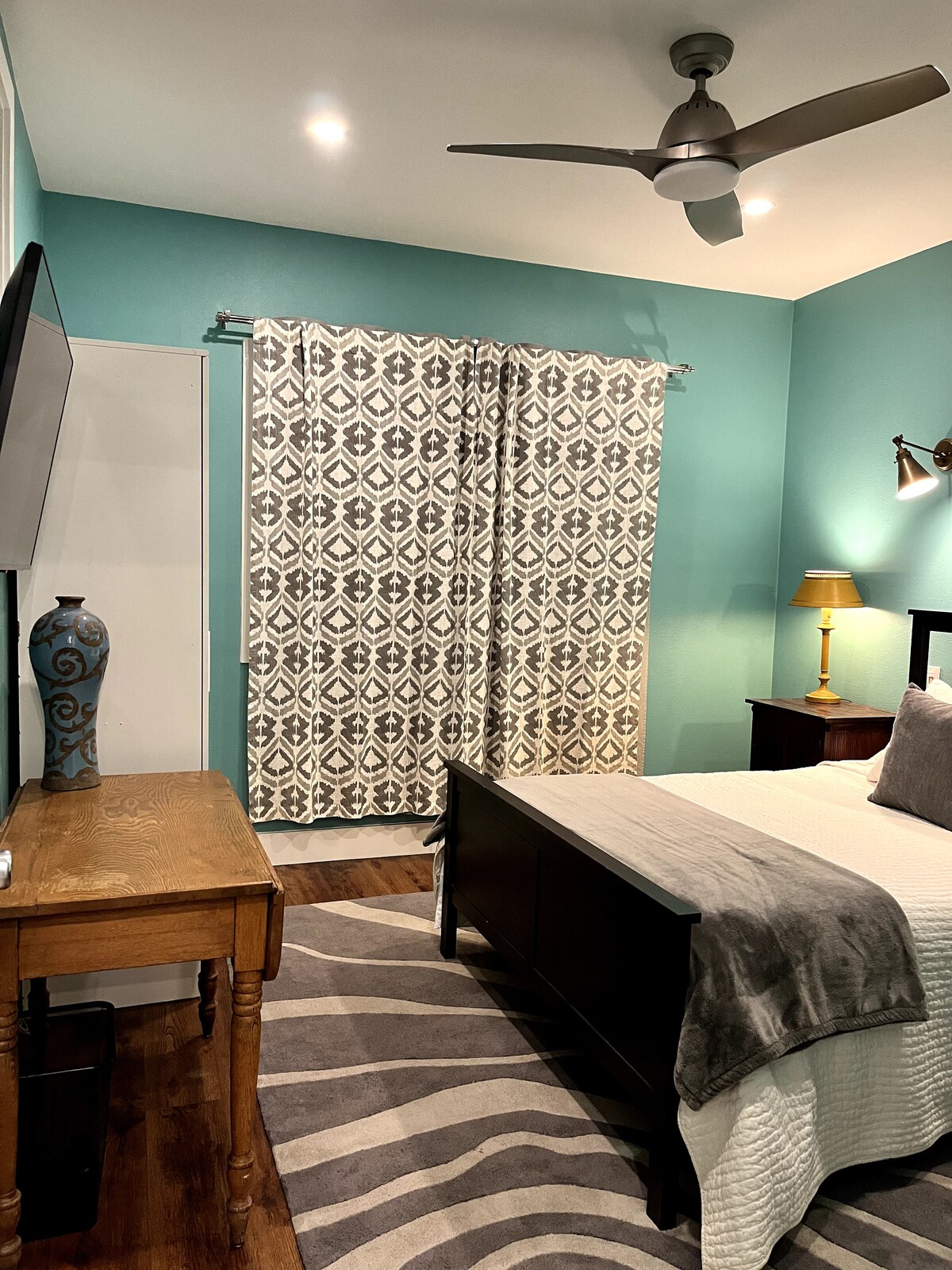 The Darwin: Quiet, Unique Austin MCM Apartment
