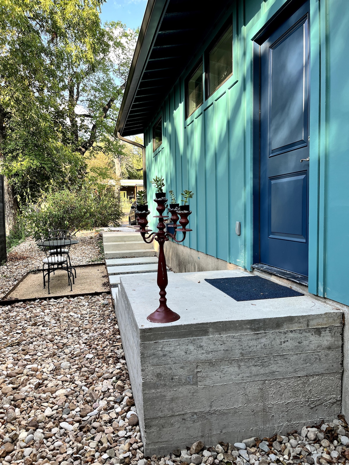 The Darwin: Quiet, Unique Austin MCM Apartment