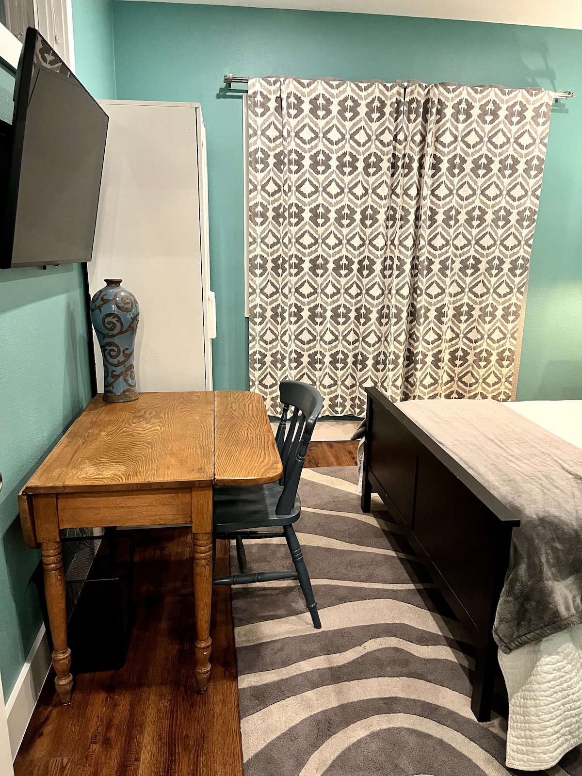 The Darwin: Quiet, Unique Austin MCM Apartment