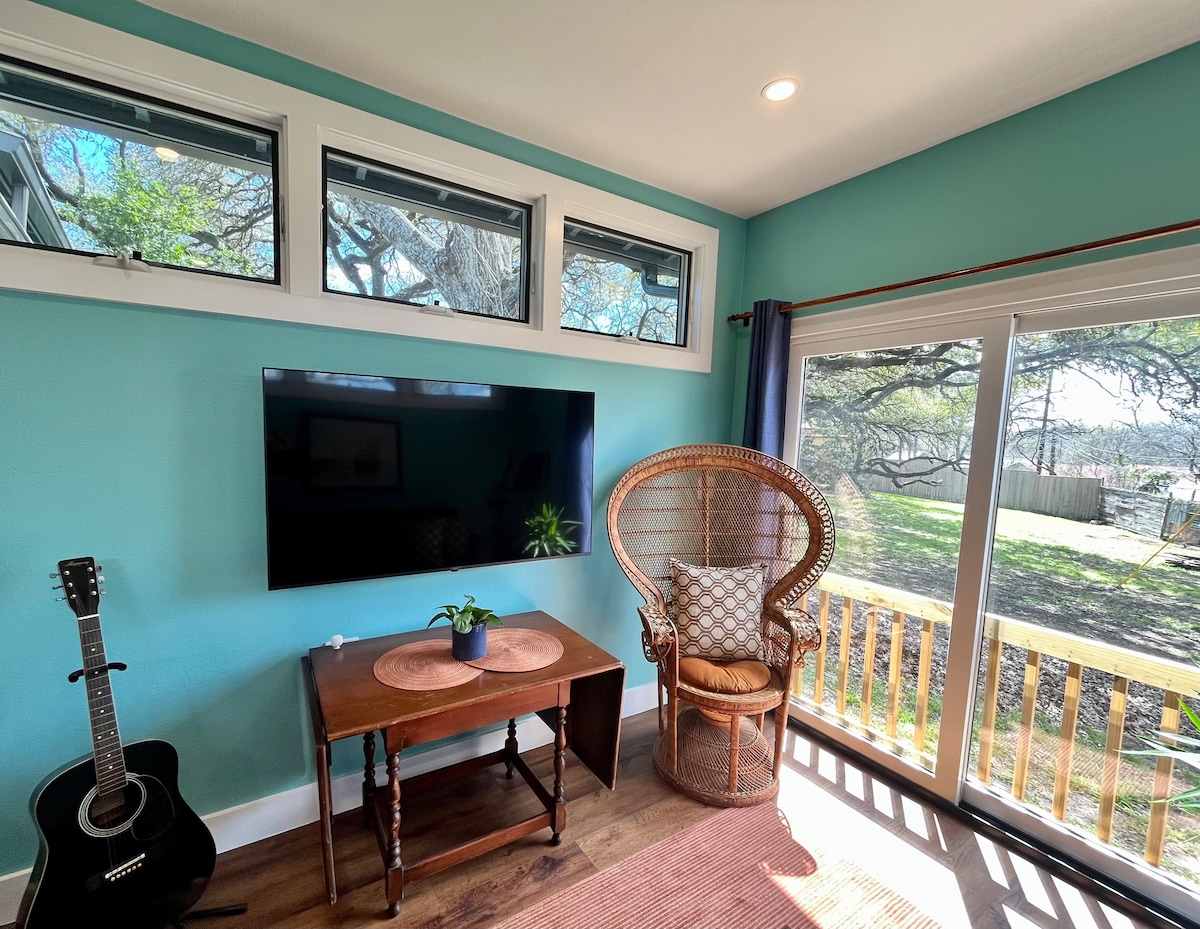 The Darwin: Quiet, Unique Austin MCM Apartment
