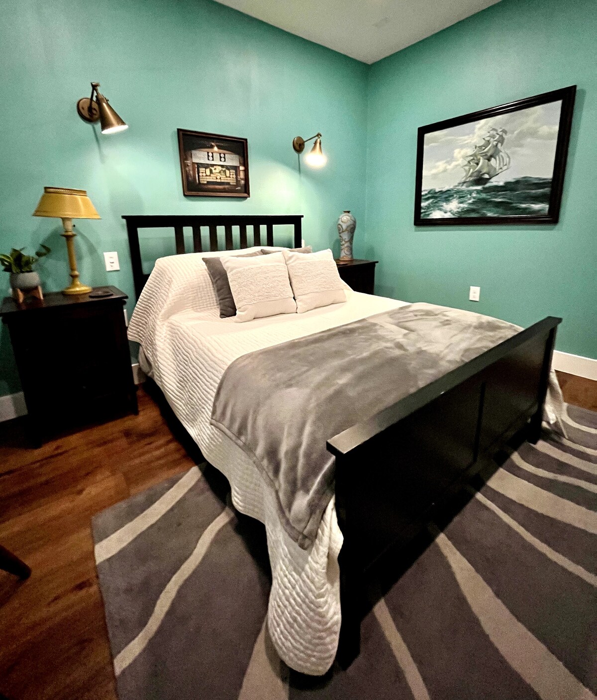 The Darwin: Quiet, Unique Austin MCM Apartment