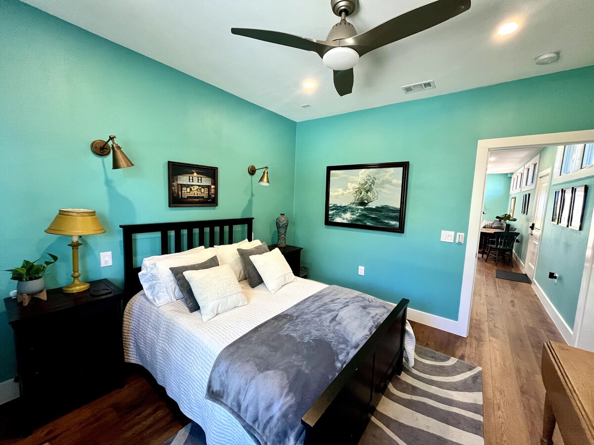 The Darwin: Quiet, Unique Austin MCM Apartment