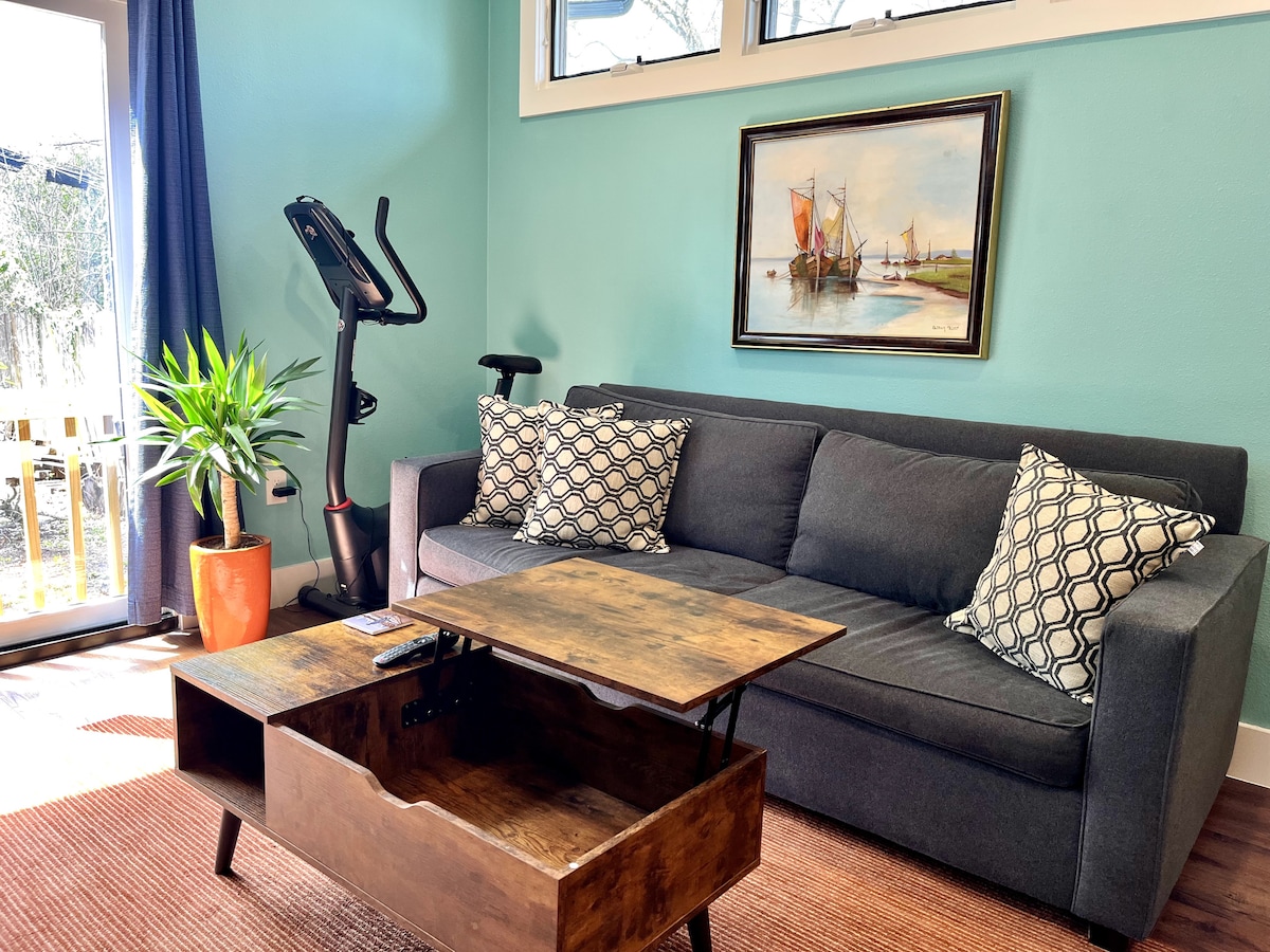 The Darwin: Quiet, Unique Austin MCM Apartment