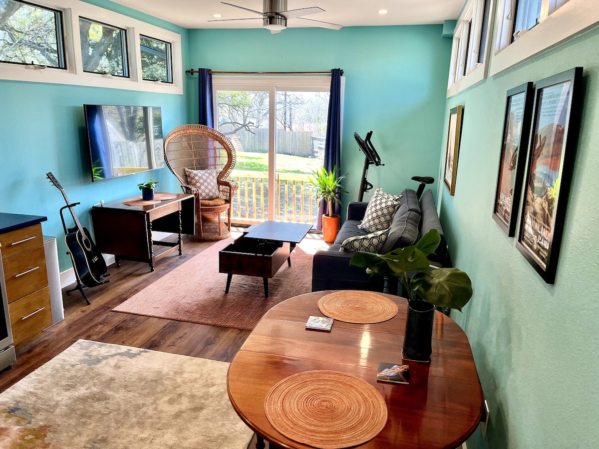 The Darwin: Quiet, Unique Austin MCM Apartment