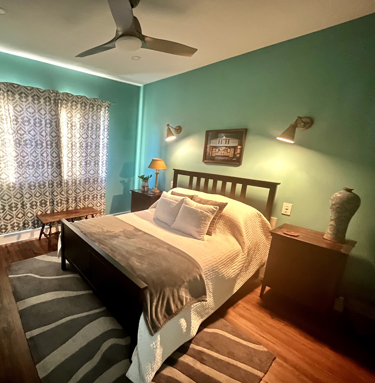 The Darwin: Quiet, Unique Austin MCM Apartment
