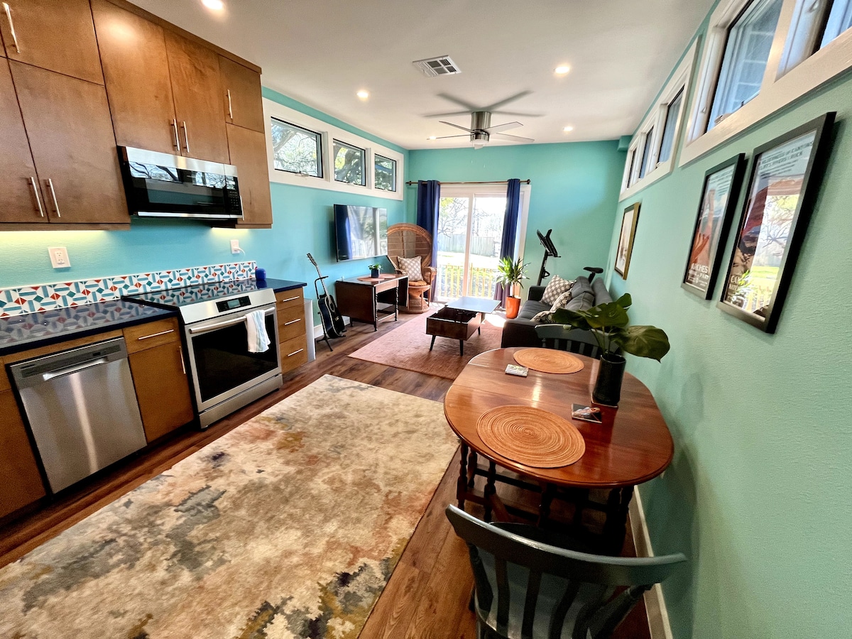 The Darwin: Quiet, Unique Austin MCM Apartment