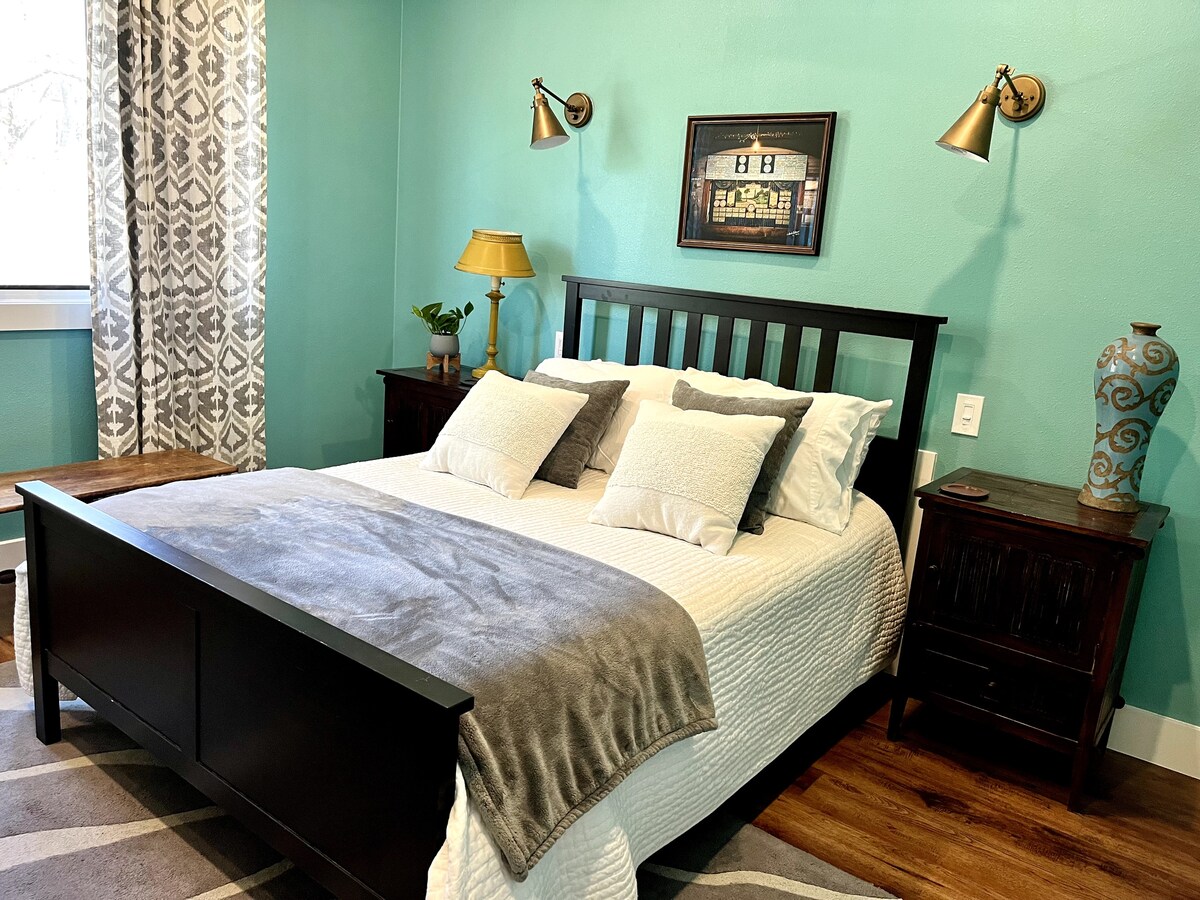 The Darwin: Quiet, Unique Austin MCM Apartment