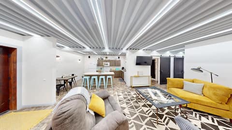 Downtown Lander Home: 3 Large Beds & Workspace