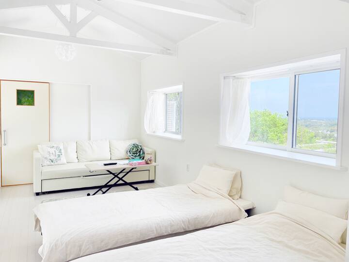 Ოკინავაში თეთრი სახლი იშვიათია.Დააყენეთ 2 დასაკეცი საწოლი ნებისმიერ დროს.Არსებობს სხვა ფუტონები, ასე რომ შეგიძლიათ დაიძინოთ გასაშლელ დივანზე ან გასაშლელ საწოლზე და ფუტონზე, როგორც გსურთ.