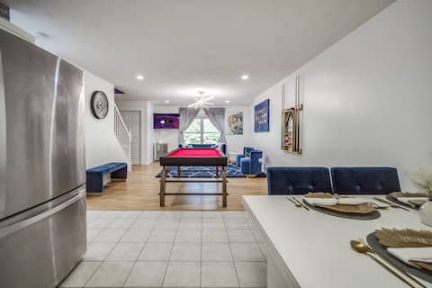 King Bed w/ Pool Table – Cozy Stay Near MassMutual