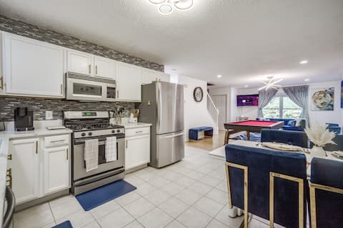 Spacious Family Townhouse/ King Bed w/ Pool Table