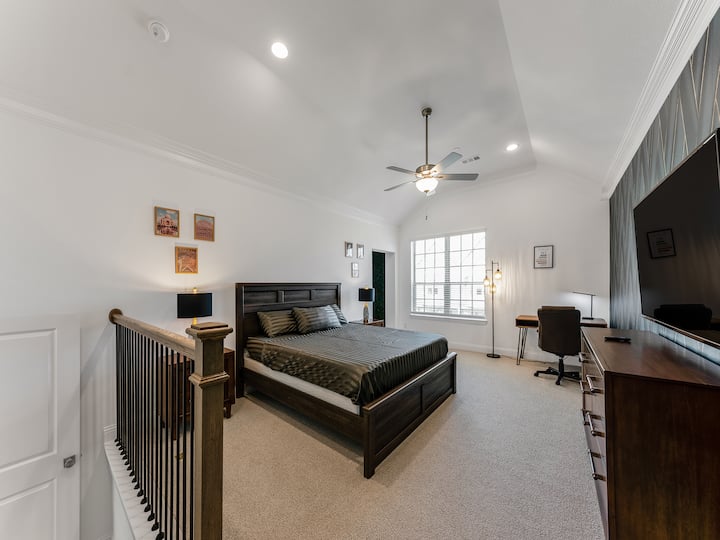 Entrez dans votre sanctuaire personnel !  Cette chambre principale combine magnifiquement le style et la fonctionnalité, avec un espace de travail dédié, des œuvres d'art captivantes et un éclairage accentué. De plus, profitez de la commodité de votre propre salle de bain privée ! ✨