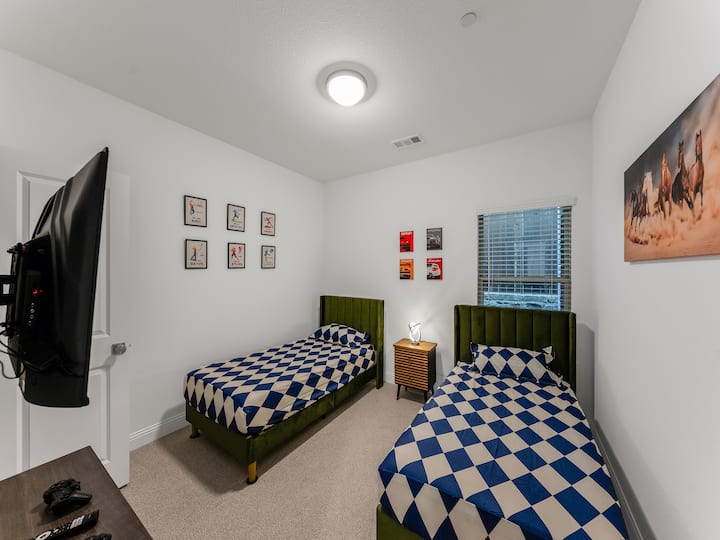 Bienvenue dans la zone de jeu ultime ! ✨ Cette troisième chambre est décorée avec des œuvres d'art amusantes qui vous motivent à niveler, que vous soyez un enfant ou simplement un enfant dans l'âme ! Préparez-vous à vivre des marathons de jeu épiques et à rire !  #FunZone