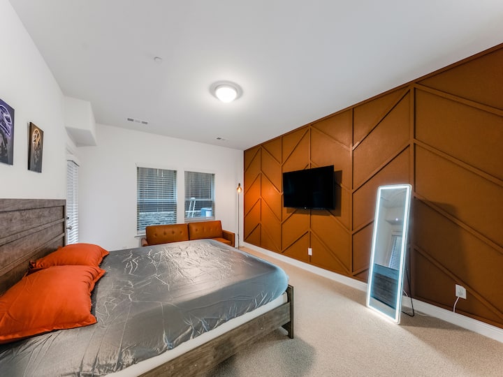 Entrez dans le style et le confort ! ✨ Cette deuxième chambre dispose d'un miroir LED entièrement debout et d'un canapé en cuir élégant, parfait pour se ressourcer. Avec un accès direct au patio de l'arrière-cour, vous pouvez mélanger harmonieusement la détente intérieure et l'ambiance extérieure ! 