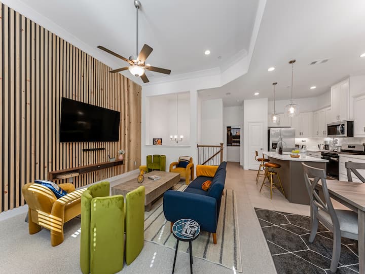 Détendez-vous avec style ! Ce salon combine une touche moderne à des touches ludiques au bord de la cheminée, plongez dans un jeu d'arcade ou profitez d'une soirée cinéma avec une expérience de son surround. Parfait pour la détente et le divertissement.