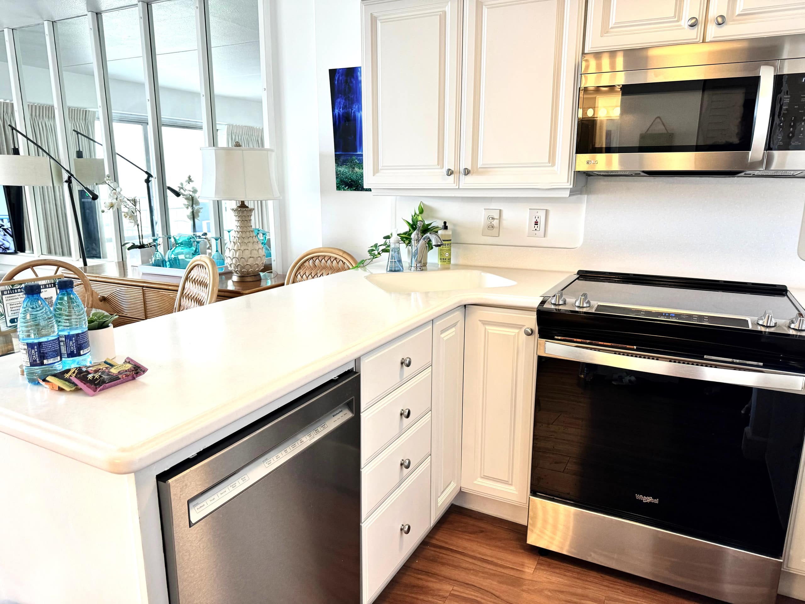 Condo in Honolulu · ★4.98 · Studio · 2 beds · 1 private bath - Image 4