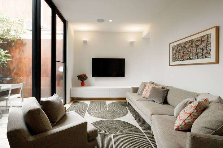 Modern city fringe home gallery image 3