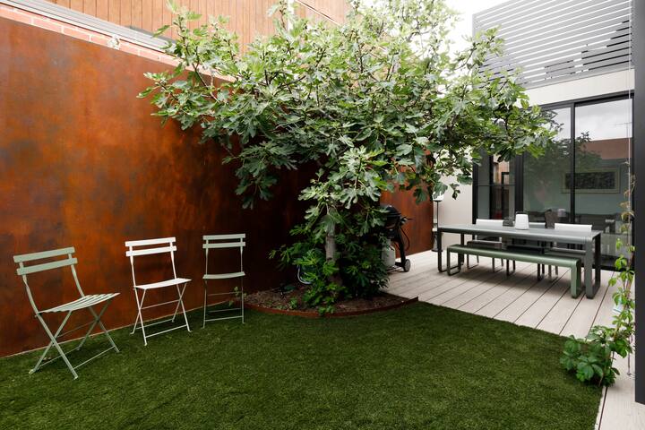 Modern city fringe home gallery image 5